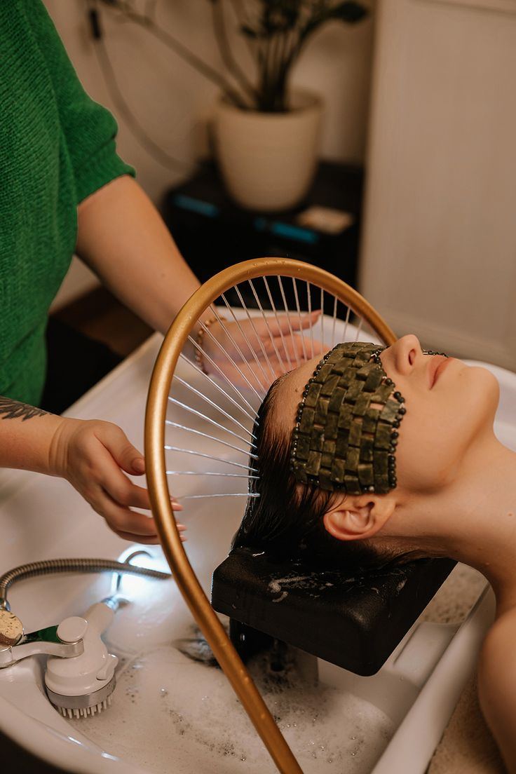 Head spa kezelés jádemaszkkal és sárgaréz zuhanykarral